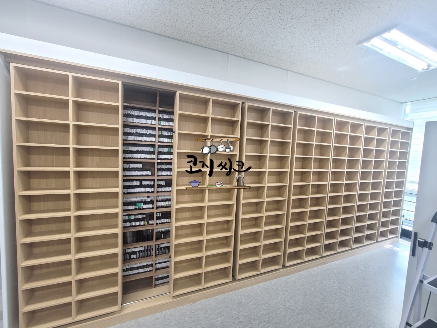 사무실 슬라이딩 레일 이중 수납장 시공 이미지